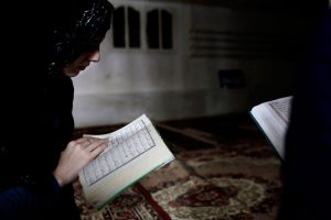 Tips Wanita Istiqamah Baca Al Quran Setiap Hari